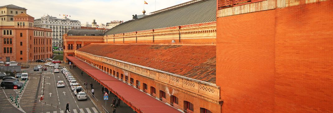 Recogida de coches de alquiler en la estación de tren Atocha en Madrid